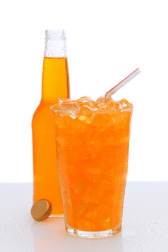 冷玻璃橙色苏打水填满与冰而且喝稻草与瓶塞后面的计数器湿而且瓶帽休息对的瓶垂直格式与白色背景