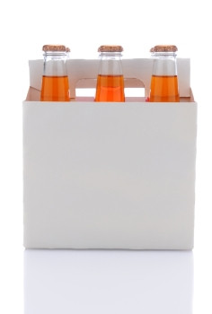 一边视图六个包橙色苏打水瓶在白色背景与反射