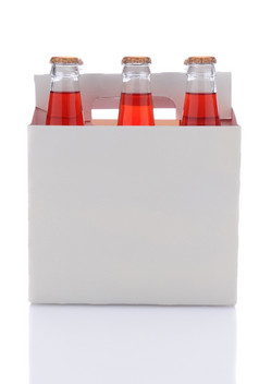 一边视图六个包草莓苏打水瓶在白色背景与反射