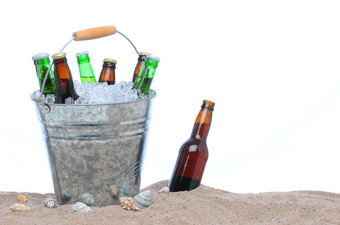 各种各样的啤<strong>酒瓶</strong>桶冰的沙子孤立的白色一个啤<strong>酒瓶</strong>没有帽本身卡住了的沙子下一个的桶