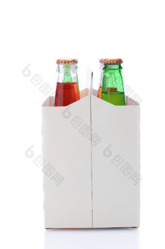结束视图六个包各种各样的苏打水瓶在白色背景与反射