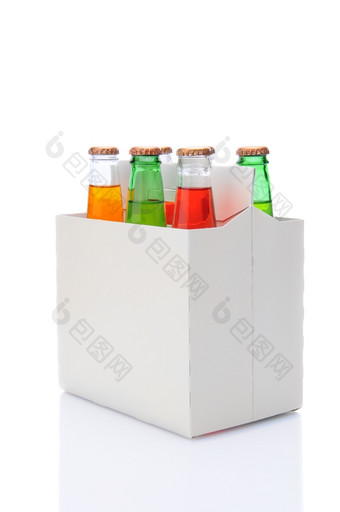 三个季度视图六个包各种各样的苏打水瓶在白色背景与反射