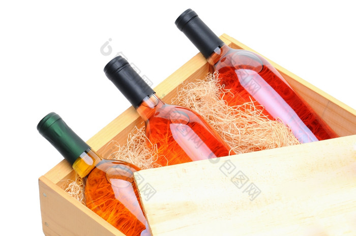 特写镜头三个脸红酒瓶他们的一边木箱箱成员拉部分回来暴露的瓶而且包装精益求精的水平格式孤立的白色