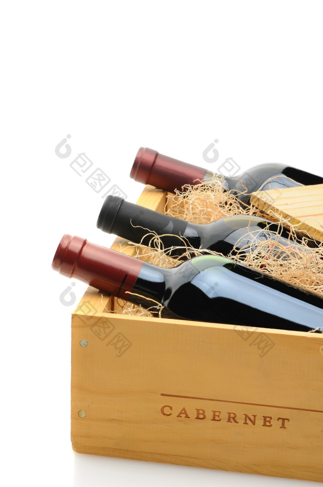 特写镜头三个红色的酒瓶木航运箱的箱部分开放与精益求精的包装垂直格式在白色背景与反射