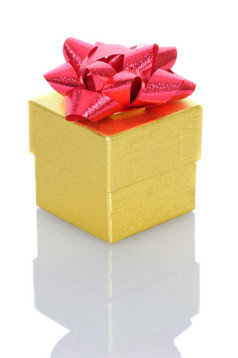 黄金礼物盒子与红色的丝带反射广场格式孤立的白色
