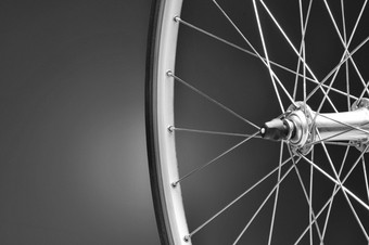 特写镜头自行车轮光黑暗黑色的而且白色背景只有一半的轮所示水平格式与复制空间