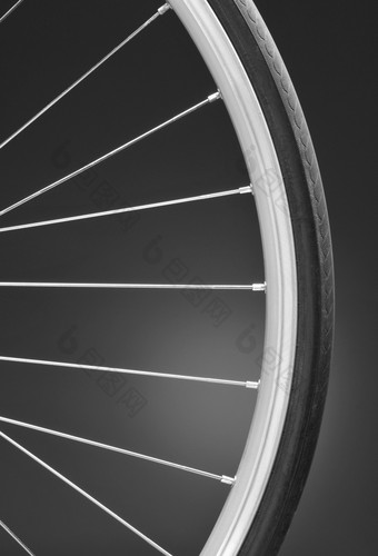 特写镜头自行车轮光<strong>黑暗黑</strong>色的而且白色<strong>背景</strong>只有部分的轮所示垂直格式与复制空间