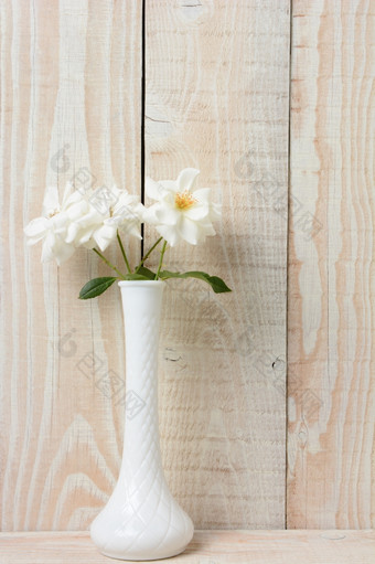 白色玫瑰白色花瓶对乡村白色木墙垂直格式与复制空间白色被的主要颜色这图像