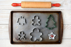 开销图像老成形滚动销而且饼干表与不同的假期饼干刀具水平格式乡村白色木厨房表格