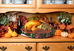 感恩节火鸡餐具柜的仍然生活有秋天叶子南瓜而且装饰葫芦酒瓶的火鸡塞与装饰周围的盘