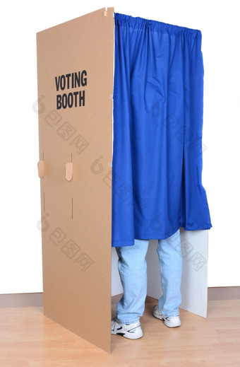 男人。站后面的窗帘投票展位的纸板展位有蓝色的窗帘保护匿名垂直格式与白色背景