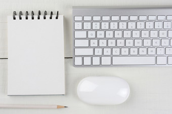 水平图像白色木首页办公室桌子上与电脑键盘空白请注意垫白色铅笔而且鼠标单色仍然生活拍摄从高角