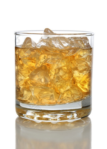 特写镜头玻璃威士忌而且压<strong>碎冰</strong>孤立的白色与反射