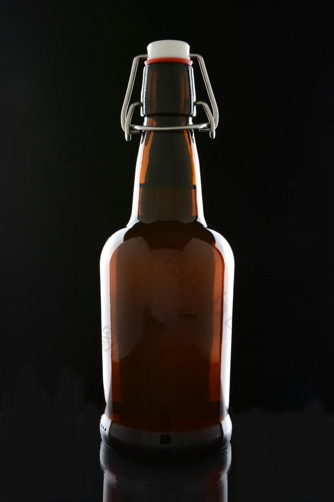 特写镜头摇摆不定的前啤酒瓶黑色的背景与反射瓶有标签垂直福马特