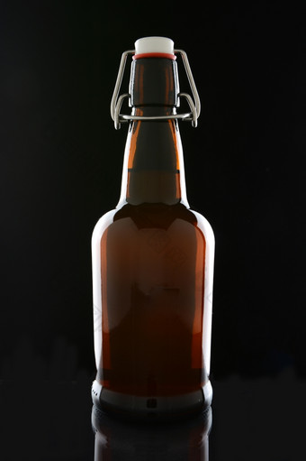 特写镜头摇摆不定的前啤酒瓶黑色的背景与反射瓶有<strong>标签</strong>垂直福马特