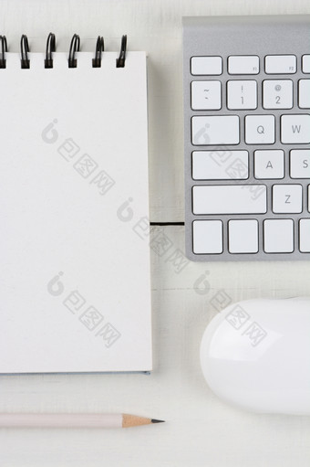 垂直特写镜头图像白色首页办公室<strong>桌</strong>子上与电脑键盘空白请注意<strong>垫</strong>白色铅笔而且鼠标单色仍然生活拍摄从高角