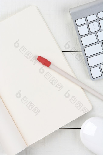 垂直特写镜头图像白色首页办公室桌子上与电脑键盘空白请注意垫白色铅笔而且鼠标单色仍然生活拍摄从高角