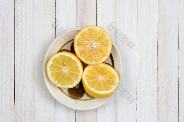 开销拍摄三个柠檬半碗乡村白色厨房表格水平格式与复制空间