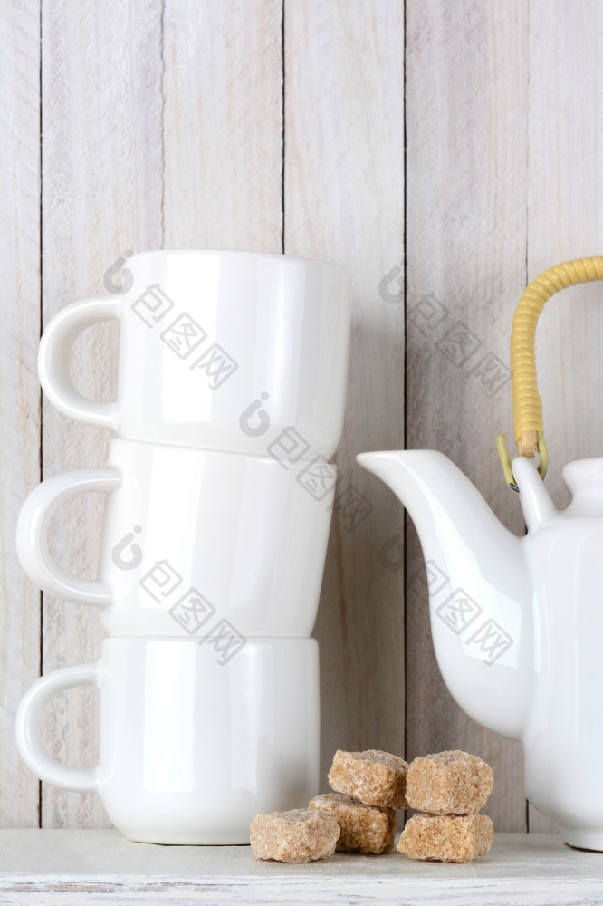 特写镜头白色陶瓷茶集与自然棕色（的）糖多维数据集垂直格式乡村白色木厨房设置