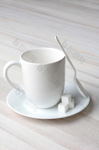 特写<strong>镜头</strong>白色咖啡杯子白色塑料勺子而且白色糖多维数据集<strong>乡村</strong>白色厨房表格垂直格式与复制空间