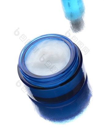 特写镜头蓝色的jar填满与面部奶油与反射第二个产品反射的背景