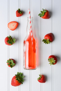 草莓周围瓶苏打水白色珠董事会表格高角拍摄垂直格式