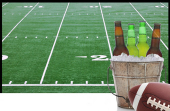 桶啤酒和美国足球前面大屏幕电视与场伟大的为超级碗主题项目
