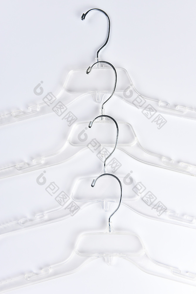 高角视图集团清晰的塑料衣服衣架白色背景垂直格式