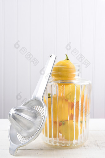 玻璃Jar完整的新鲜的选整个柠檬老成形榨汁机倾斜的Jar垂直与复制空间