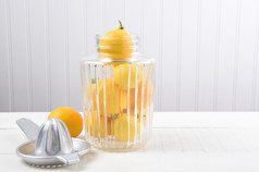 玻璃Jar完整的新鲜的选整个柠檬老成形榨汁机的表格下一个的Jar水平与复制空间