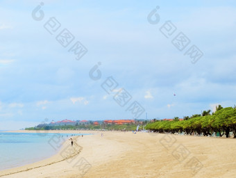 <strong>巴厘岛</strong>阳光明媚的海洋海滩与多云的天空<strong>巴厘岛</strong>岛海岸线