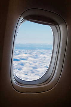 飞机窗口与蓝色的天空而且云外