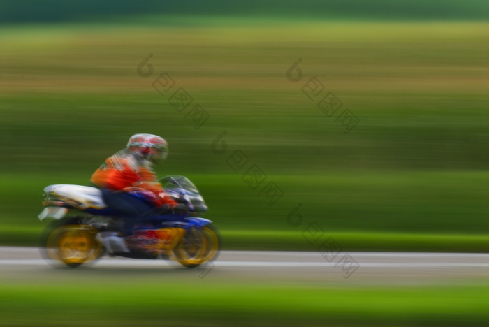 的骑摩托车的人拍摄在高速运动