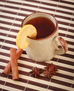 杯子冬天茶与肉桂而且明星茴香竹子餐巾