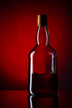 威士忌瓶红色的背景