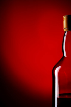 瓶威士忌红色的背景