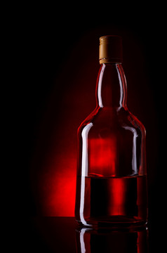 瓶威士忌深红色的背景