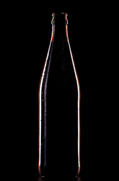 空啤酒瓶孤立的黑色的背景