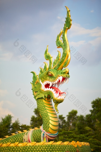 绿色水龙雕像甲米泰国