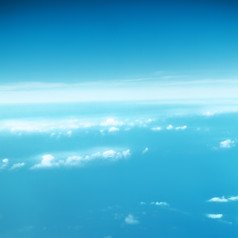 云蓝色的天空视图从飞机