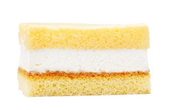 新鲜的蛋糕与奶油孤立的白色