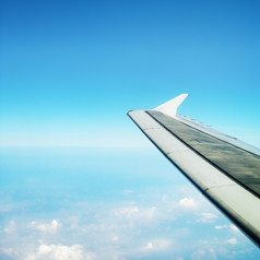 云蓝色的天空而且飞机翼视图从飞机