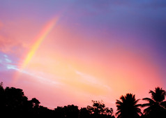 美丽的日落与彩虹在丛林泰国
