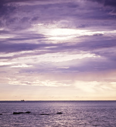 美丽的日落在平静海寒泰国