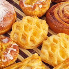 各种各样的甜蜜的面包各种各样的新鲜的甜蜜的自制的面包表格