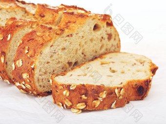 切片全麦面包与燕麦和坚果纸全麦面包与燕麦和坚果