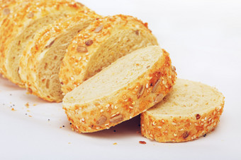 切片玉米面包与芝麻和向日葵种子切片玉米面包