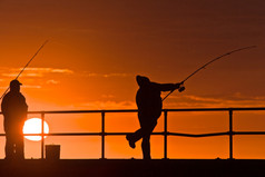 钓鱼为晚餐但钓鱼轮廓与日出