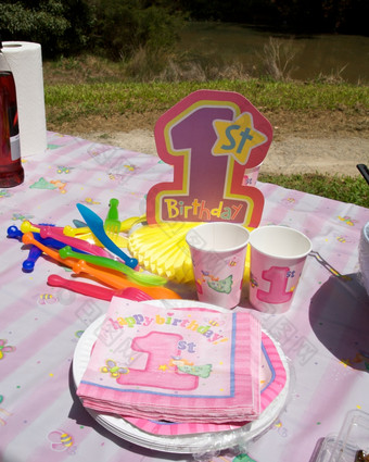 第一个生日聚会，派对公园第一个生日聚会，派对公园与杯而且盘子