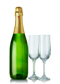 香槟瓶和两个眼镜孤立的白色
